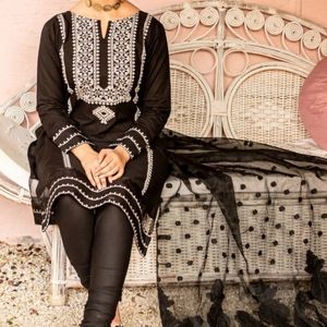 Pakistani shalwar kameez by Mannat